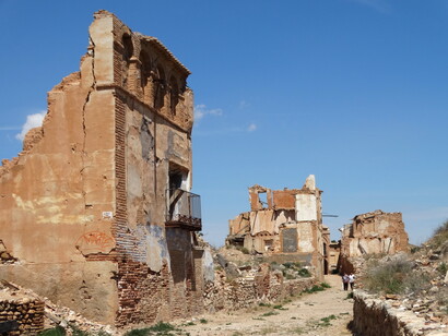 Las guerras nunca pueden justificarse por un mal gobierno republicano del Frente Popular. Ruinas fantasmas que atraen oscuros turistas, Belchite, Aragón, España