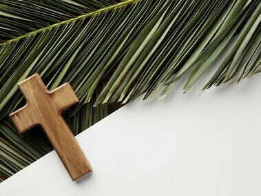 Crucifixo. Para mim, não há contradição. Se um Criador montou esse quebra-cabeça cósmico, faz todo sentido que as peças se encaixem de maneira lógica e verificável. Mas tente explicar isso para alguém que acha que religião é sinônimo de ignorância e que eu, só por frequentar a missa, automaticamente rejeito toda e qualquer evidência empírica