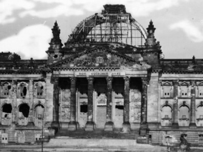 Ruinas del Reichstag tras el incendio, en 1933, que se convertiría en un hecho fundamental para el establecimiento del Tercer Reich