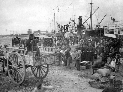 Porque ningún país es solamente su peor momento. Y ninguna sociedad puede comprenderse cuando se la reduce a un hashtag. Inmigrantes italianos, 1907. Llegando al puerto de Buenos Aires, Argentina