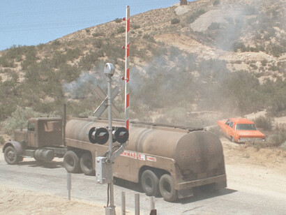 Duel, pellicola di Steven Spielberg, (1971). L’antagonista è un ignoto camionista che, in maniera totalmente priva di logica, decide di avviare un pericoloso duello con David, dapprima comportandosi in maniera ambigua con il proprio mezzo e, infine, divenendo sempre più sconsiderato e minaccioso