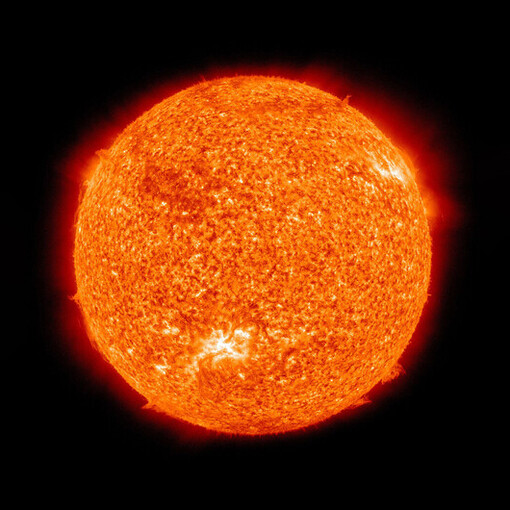 Imagen ultravioleta del Sol. El Sol es una estrella de temperatura intermedia cuya emisión abarca todo el espectro visible, con un máximo cercano a la región verde