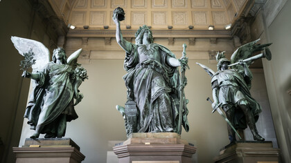 Während es schon in der Antike Historiker und Chronisten gab, lassen sich die Anfänge einer systematischen Geschichtswissenschaft erst im 19. Jahrhundert finden. Bild: Figuren des Niederwalddenkmals in Rüdesheim am Rhein (Wendepunkt der deutschen Geschichte nach dem Deutsch-Französischen Krieg, 1870/71); links: die Friedensallegorie, in der Mitte: Germania, rechts: die Kriegsallegorie