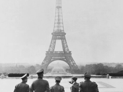 Adolf Hitler y sus acompañantes observan la Torre Eiffel en Paris, Francia