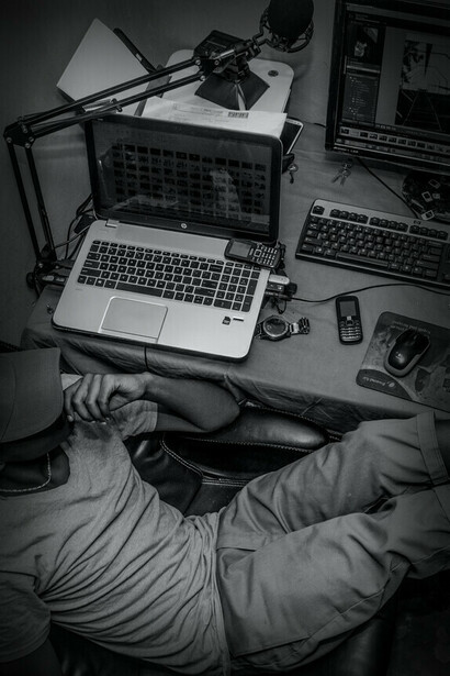 Un hombre rodeado de tecnología en una actitud reflexiva