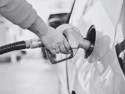 Derrière chaque véhicule électrique branché, il y a des chaînes de valeur où le lithium malien pourrait bientôt jouer un rôle clé