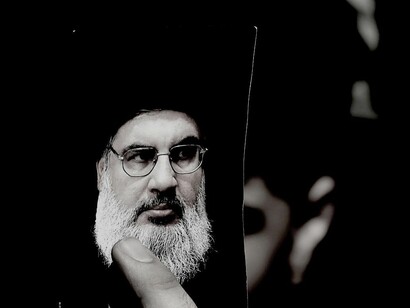 Una simpatizante libanesa de Hezbollah sostiene una imagen de su líder