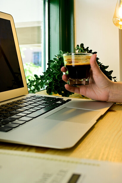 La clave para la integración armoniosa de la IA reside en conservar la proporción entre energía humana (intención, conciencia) y materia artificial (máquinas, plataformas)