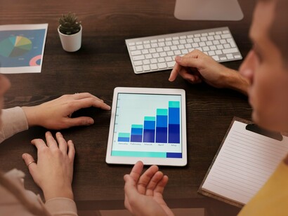 Equipe define estratégias de marketing. Ferramentas de CRM (Customer Relationship Management) e CDPs (Customer Data Platforms) serão essenciais nesse processo, ajudando marcas a consolidar dados e criar estratégias personalizadas com base em informações reais