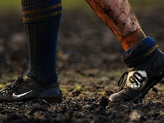 Zapatos de fútbol sucios: el día del encuentro se dieron tantas patadas como si contaran igual que goles