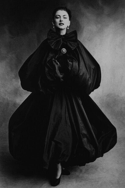 Abito a palloncino di Balenciaga. Foto di Irving Penn per Vogue
