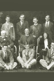 Foto del 1930 che ritrae il gruppo "Writers and Readers Group", con base a Londra. L'immagine possibilmente ritrae anche Calder-Marshall che faceva parte del gruppo di scrittori insieme a Randall Swingler, Tom Wintringham, Sylvia Townsend Warner, Mulk Raj Anand, Maurice Richardson e Rose Macaulay