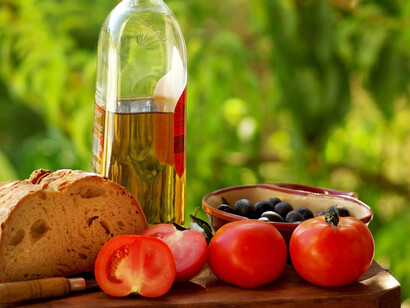 Pane, pomodori e olio, alla base della Dieta mediterranea