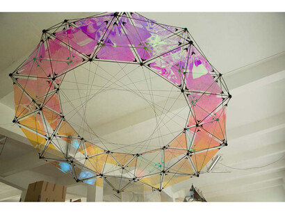 Tomas Saraceno, Ring Bell Iridescent, 2014, corda in poliestere, iridescent foil, Dacron, occhielli, fibra di carbonio, nylon, 50 x 280 x 280 cm, fotografia: Studio Saraceno, courtesy pinksummer, Genova