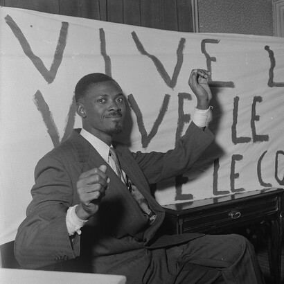 Der Kongo erlangte 1960 seine Unabhängigkeit von Belgien, wo Patrice Lumumba, ein nationalistischer Führer, die Wahlen gewann und zum Premierminister ernannt wurde. Bild: Patrice Lumumba in Brussel. Aufnahme um Januar 1960