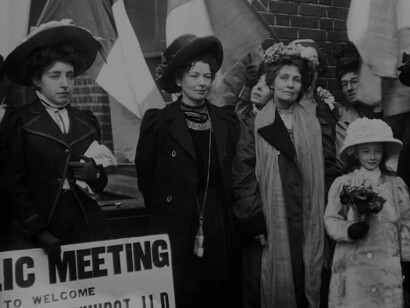 Pankhurst fue arrestada por primera vez en febrero de 1908, cuando intentó entrar al Parlamento para entregarle una resolución de protesta al Primer ministro H. H. Asquith