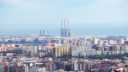 La central térmica del Besòs vista desde el parque del Guinardó, Barcelona, España