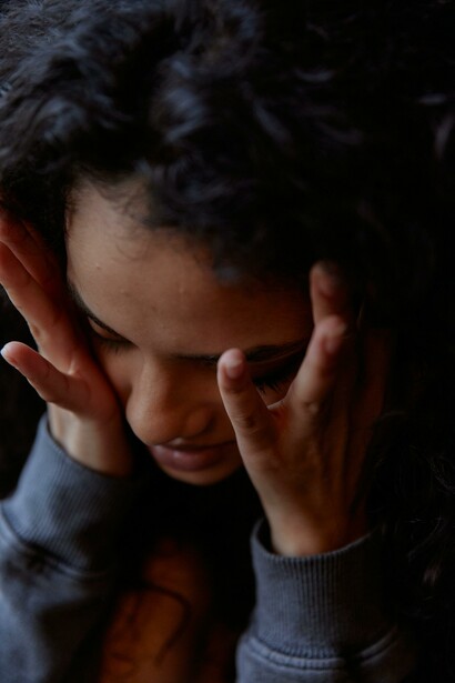 Mulher deprimida secando as lágrimas