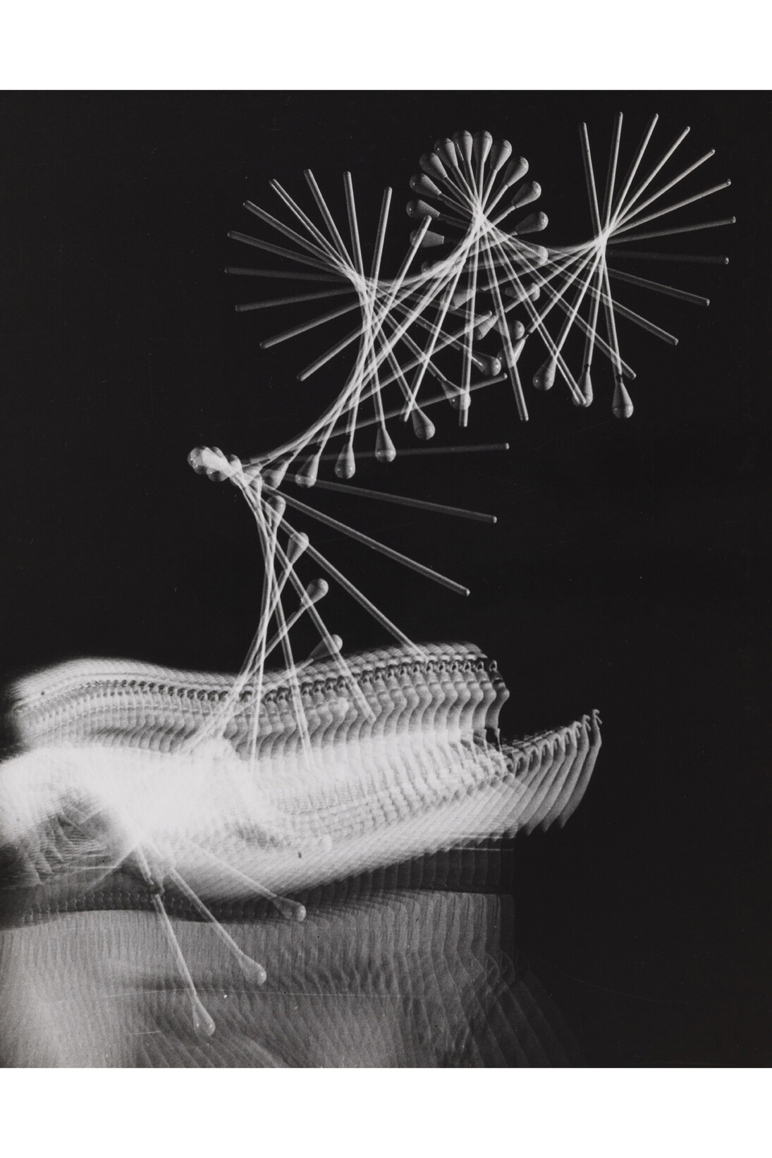 The Flight of a Baton, 60 Flashes per Second, 1953 - Black & White © Harold Edgerton, MIT, 2015, courtesy of Palm Press, Inc.

