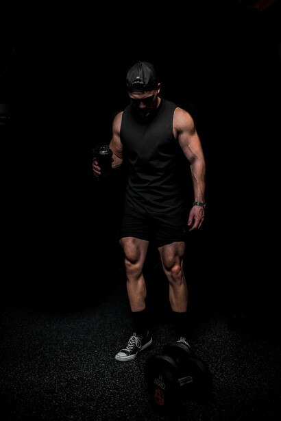 Corpo: dalla chirurgia estetica al fitness, dai tattoo alle rivendicazioni politiche (“il corpo è mio e lo gestisco io”) la corporeità ha rappresentato l’ultima frontiera, l’estrema incarnazione materiale, dell’individualismo