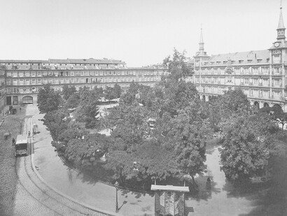 Una ligera lluvia le ha dado la bienvenida al día y los caminantes abrevian su andar al pisarme