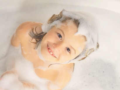 Niña disfrutando un baño de burbujas