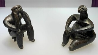 Al igual que el texto, El Pensador de Hamangia (una célebre estatuilla de terracota perteneciente a la cultura neolítica) simboliza al ser humano deteniéndose a reflexionar para trascender la mera supervivencia