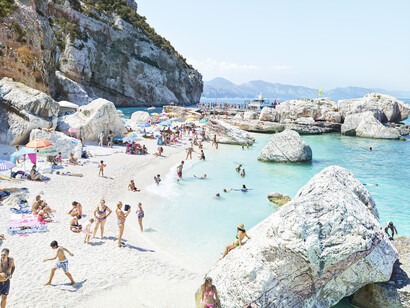 Massimo Vitali, Cala Mariolu, C-type print, 190 x 230 cm © Massimo Vitali, courtesy Grimaldi Gavin, London