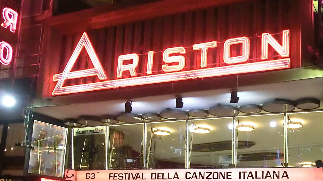 Il Teatro Ariston di Sanremo è il tempio della musica italiana, dove ogni anno il Festival di Sanremo accende emozioni, sogni e melodie che fanno la storia. Sanremo, Italia
