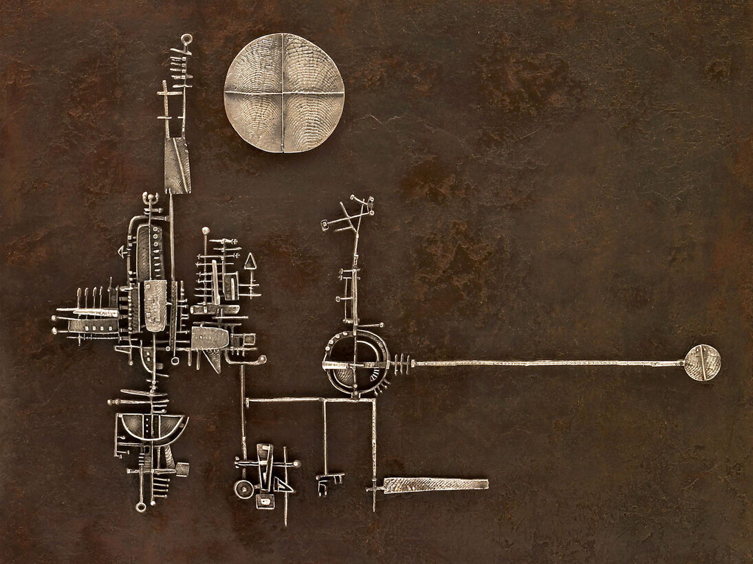 Arnaldo Pomodoro, La luna il sole la torre, 1955 argento e rete di ottone patinata, 38 x 48 x 3 cm (foto Dario Tettamanzi). Courtesy of Palazzo Reale