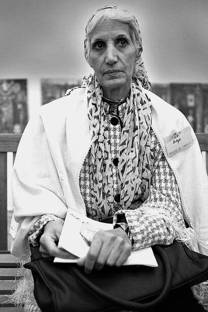 Portrait de Baya à l’exposition d’artistes algériens, Fête de l’Humanité, La Courneuve, septembre 1998 © Abderrahmane Ould Mohand