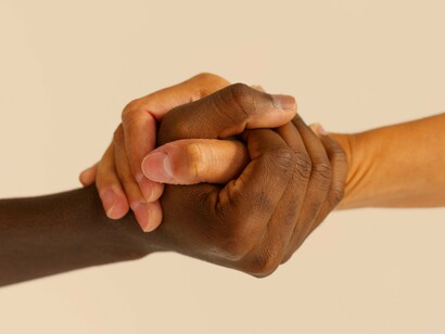 Mãos. Recuso-me a pensar que meus pacientes serão menos humanos em função disso. A resistência vem de entender que os humanos são demasiadamente humanos. Mesmo que assolados por um turbilhão de novas condições associadas a forma de existir e se relacionar, bem como a mudança na forma de pensar, perguntar, obter respostas, concluir e até mesmo decidir


