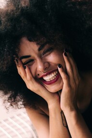 Mulher feliz. De acordo com o lugar comum, o dinheiro não traz felicidade, mas manda comprar, uma brincadeira que alguns acreditam verdadeiramente. O dinheiro pode comprar as necessidades estabelecidas pela mente, como motivações para ser feliz. Isto são estratégias para preencher algum buraco, ou um vazio interno. No entanto, a reflexão que aqui se faz é, se a insatisfação é interna, poderá algo externo suprir?