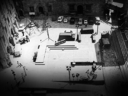 Montepulciano, 1976: il palcoscenico allestito in piazza, con tanto di mulini a vento, per il “Don Chisciotte della Mancia” di Henze-Paisiello