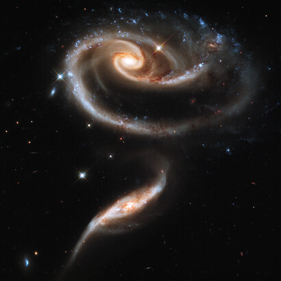 Par de galaxias interactuando en la constelación de Andrómeda. Fotografía del Hubble