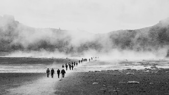 Grupo de personas caminando por el Parque Nacional Tongariro en Nueva Zelanda