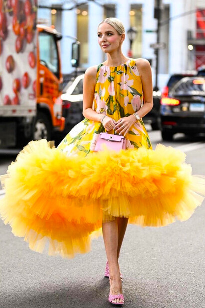 Leonie Hanne in a yellow Carolina Herrera dress, 2023