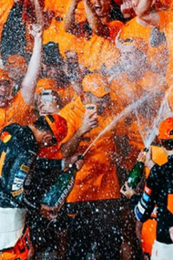 Lando Norris, Oscar Piastri e il Team davanti al box McLaren in seguito al Gran Premio di Abu Dhabi, 2024