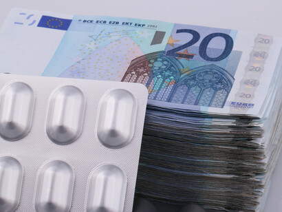 Des pilules sur des billets : image d’un système où la solidarité s’effrite face aux contraintes financières