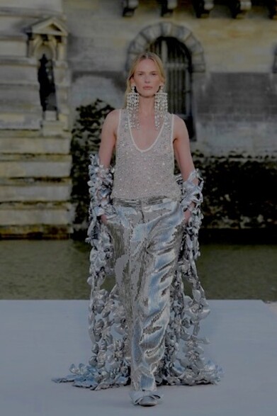Modelo veste Alta costura Valentino, Outono 2023
