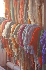 Linhas tingidas secando. A cor continua a ser um elemento essencial na moda — comunica emoções, identidade e intenção. Mas a forma como a aplicamos nos tecidos pode (e deve) evoluir. Felizmente, estamos a assistir ao florescer de soluções inovadoras que permitem tingir com menos água, menos químicos e maior respeito pelo ambiente. Este é um mergulho nesse universo transformador