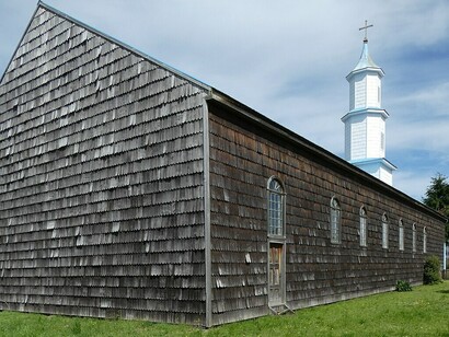 Lato laterale e parte posteriore della chiesa di Rilán. Fa parte del gruppo di 16 chiese in legno di Chiloé, dichiarate “Patrimonio dell'Umanità” dall'Unesco