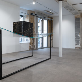 Arcangelo Sassolino, Aux abords du séisme, vue d'exposition. Avec l’aimable autorisation de la Galleria Continua