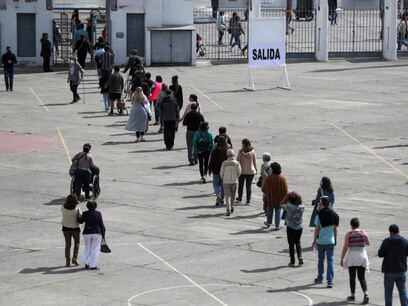 Cileni in coda per votare
