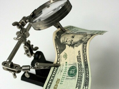 O público, vestido de palhaço, participa do espetáculo como financiador e bem recebe a fantasia que veste, ou o nariz que ostenta