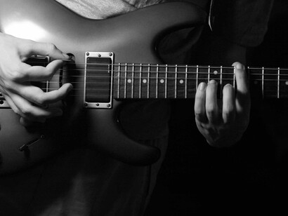 El sonido de la cuerda pulsada en una guitarra