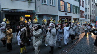 Morgestraich (Mañana estrecho) 2024 crítica a la IA. "Ceci n'est pas inteligente." Es una burla a la imagen de René Magrittes "Ceci n'est pas une pipe". La linterna significa que la IA no es inteligencia real, Basel, Suiza