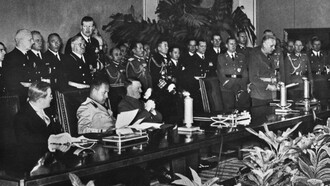 Cerimonia di firma del Patto Tripartito delle Potenze dell'Asse; seduti in prima fila a sinistra (da sinistra a destra) l'ambasciatore Saburō Kurusu (chinato in avanti), il ministro degli Esteri Galeazzo Ciano, Adolf Hitler (accasciato sulla sedia) e il ministro degli Esteri von Ribbentrop (in piedi).
Data dello scatto 27 settembre 1940