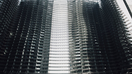 La tour de Babel. Le problème d'une abstraction toujours plus éloignée du terreau d'où elle provient c'est qu'elle laisse en déshérence la question de l'arrimage ontologique des signifiants dans la substantialité du monde réel 