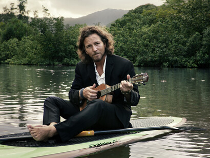Eddie Vedder plays“Ukulele Songs”